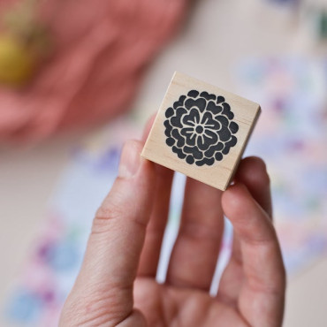 Mano sosteniendo el sello de flor Peonia, listo para crear hermosas impresiones florales en papel, tela y más.