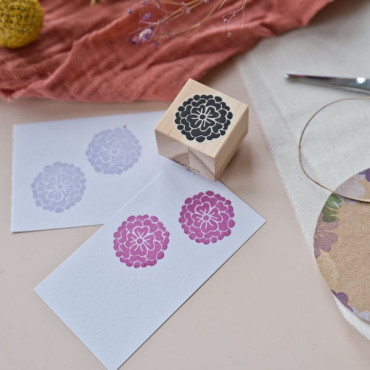 Two white tags featuring a peony design in burgundy and pale lilac, perfect for gift tags.