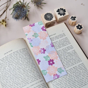 Punto de libro floral estampado a mano con sellos biterswit para regalar