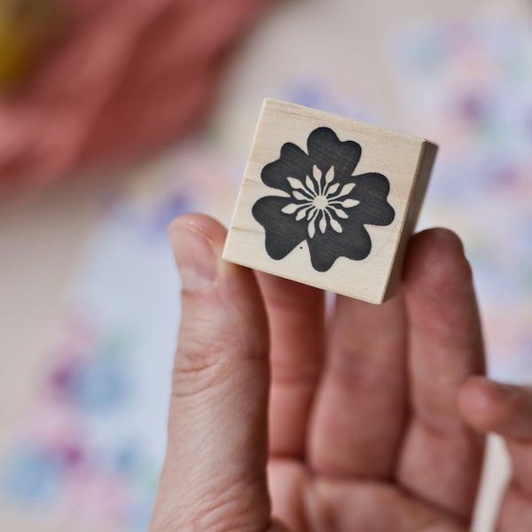 sello dedicado a la Flor del Cerezo o Sakura dibujada por nosotras para estamparla en postales