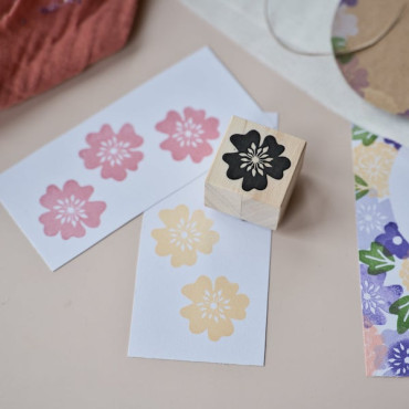 nosotras hemos usado las tintas VersaCraft Ash Rose, Maize y Pale Lilac