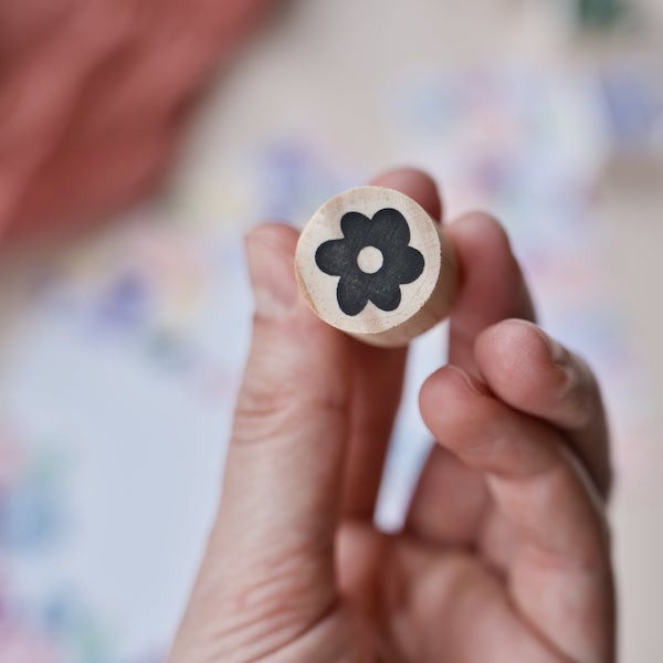 mini sello de goma flor amapola cogido en una mano para mostrar el tamaño