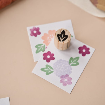 detalle del mini sello hoja estampado en tarjetas blancas con otros sellos de flores