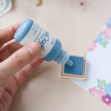 Recarga de tinta Sky Mist VersaCraft en tono azul, ideal para reponer tus almohadillas de tinta Recarga de tinta Sky Mist VersaCraft en tono azul, ideal para reponer tus almohadillas de tinta