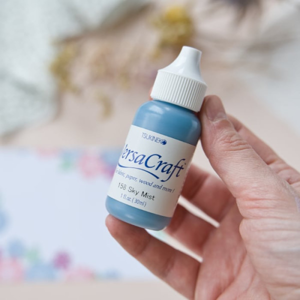 Recarga de tinta VersaCraft Sky Mist en azul suave para almohadillas de tinta estándar o mini. Recarga de tinta VersaCraft Sky Mist en azul suave para almohadillas de tinta estándar o mini.