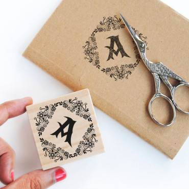 Sello ex libris personalizado con inicial y flores románticas, estilo dark academia para amantes de libros