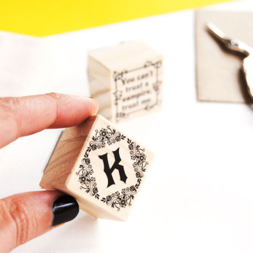 Sello biblioteca con inicial personalizada, flores oscuras estilo gótico, regalo perfecto para lectoras románticas Sello biblioteca con inicial personalizada, flores oscuras estilo gótico, regalo perfecto para lectoras románticas