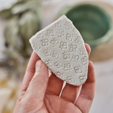 Sello abeja para cerámica y jabón artesanal – diseño mini para arcilla, barro y regalos hechos a mano
