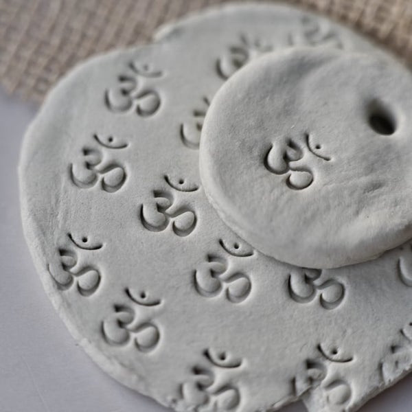 Sello símbolo Om para cerámica, reiki y meditación | Decorar piezas handmade con energía positiva Sello símbolo Om para cerámica, reiki y meditación | Decorar piezas handmade con energía positiva