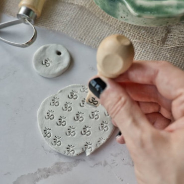 Sello cerámica con símbolo Om | Tazas de meditación, platos para reiki, regalos mindful Sello cerámica con símbolo Om | Tazas de meditación, platos para reiki, regalos mindful