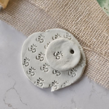 Sello pequeño para cerámica con símbolo Om | Ideal para clases de cerámica y piezas zen Sello pequeño para cerámica con símbolo Om | Ideal para clases de cerámica y piezas zen