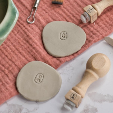 Sello personalizado monograma vertical para firmar piezas de cerámica con tus iniciales