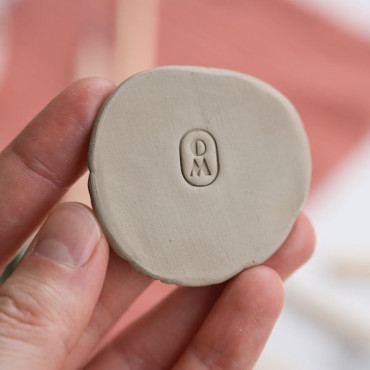 Sello personalizado para piezas de barro o arcilla con tus iniciales en forma oval Sello personalizado para piezas de barro o arcilla con tus iniciales en forma oval