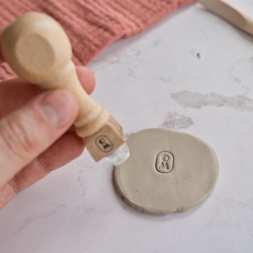 Marca tus piezas de cerámica con estilo: sello personalizado con 1 o 2 iniciales Marca tus piezas de cerámica con estilo: sello personalizado con 1 o 2 iniciales