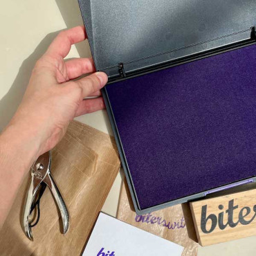 Almohadilla de tinta violeta 21x15 cm para estampar sellos grandes en papel y cartón Almohadilla de tinta violeta 21x15 cm para estampar sellos grandes en papel y cartón