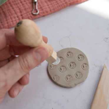 Accesorio para modelar arcilla en casa: mini sello con silueta del mundo para detalles en cerámica y manualidades