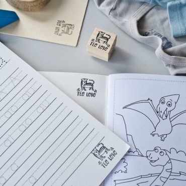 sello de madera personalizado con tigre para marcar libros y cuadernos del colegio by biterswit