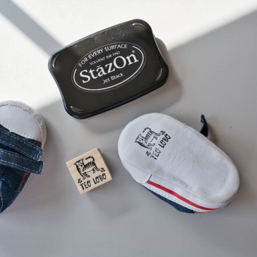 tinta negra stazon para superficies no porosas como suela de zapato infantil