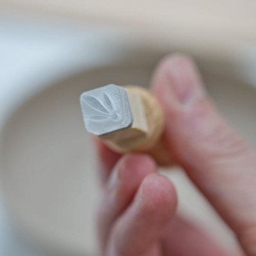 Mini flor folk para decorar fondos de bowls de cerámica o para estampado en joyería artesanal