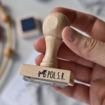 Sello con nombre para niños con dibujo del caballito de Soria, ideal para regalar o marcar material escolar