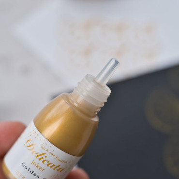 Tinta dorada en botella Delicata Golden Glitz para rellenar almohadillas de sellos