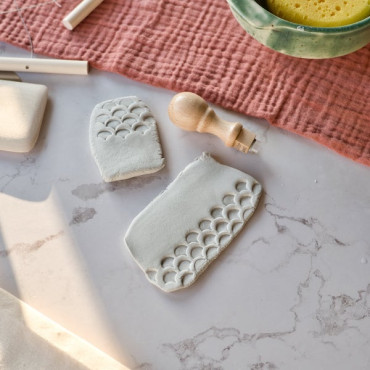 Herramienta para crear textura de escamas de sirena o pez en piezas de barro modeladas a mano