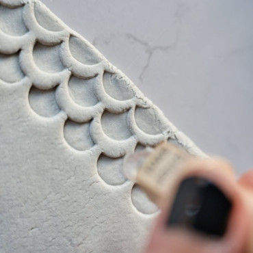 Sello para arcilla con patrón de escamas, útil para crear textura estilo sirena o dragón en tus piezas