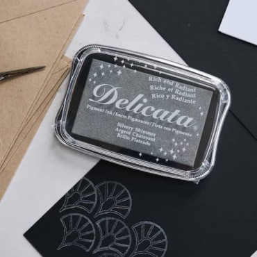Almohadilla tinta Delicata Silvery Shimmer plateada metálica para sellos y scrapbooking