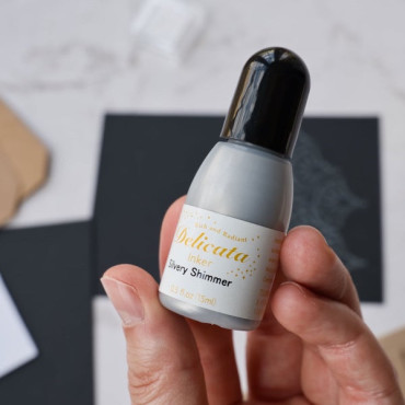 Botella de tinta Delicata Silvery Shimmer para recargar almohadillas con tinta plateada metálica