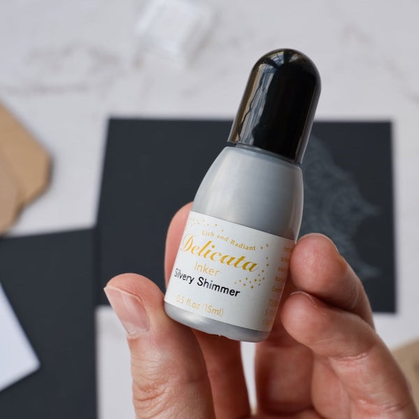 Botella de tinta Delicata Silvery Shimmer para recargar almohadillas con tinta plateada metálica Botella de tinta Delicata Silvery Shimmer para recargar almohadillas con tinta plateada metálica