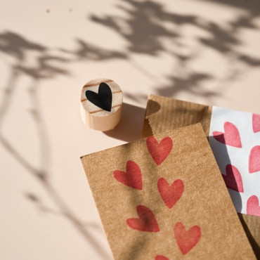 Sello corazón artesanal estilo doodle, perfecto para bullet journal, proyectos creativos y decoración de regalos