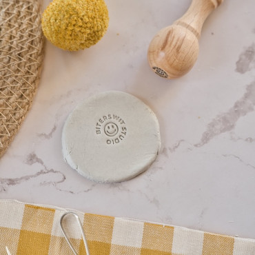 Sello personalizado con nombre y carita sonriente para cerámica, perfecto para clases y regalos creativos