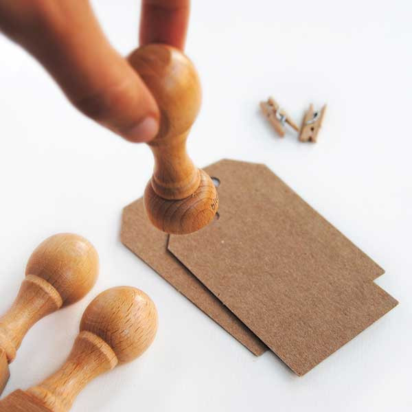 Wooden base with handle: 2 cm diameter or 2x2 cm (Square)
