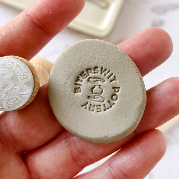 Sello personalizado para cerámica con icono mini jarrón y manos, firma para arcilla, jabones o arcilla polimérica
