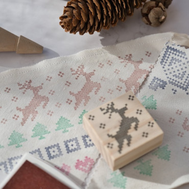 Sello Christmas reno cross stitch con nieve para decorar tela, papel, etiquetas y proyectos creativos
