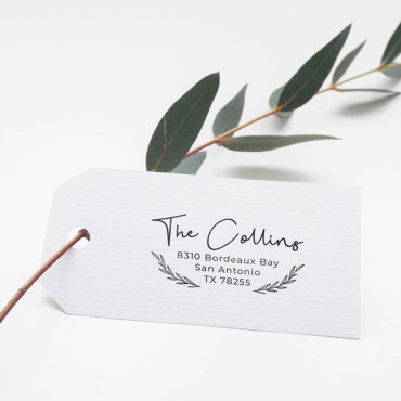 Sello personalizado para bodas con diseño botánico, nombre manuscrito y dirección clara para snail mail