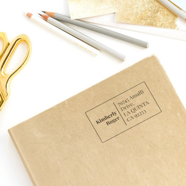 Sello de dirección personalizado minimal rectangular, remitente y dirección clara, ideal para bodas elegantes