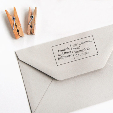 Sello de remitente personalizado estilo minimal, nombre y dirección claros para cartas y papelería