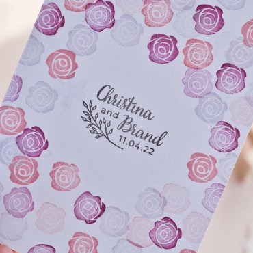 Sello personalizado para boda exterior con hojas botánicas y estilo campestre romántico