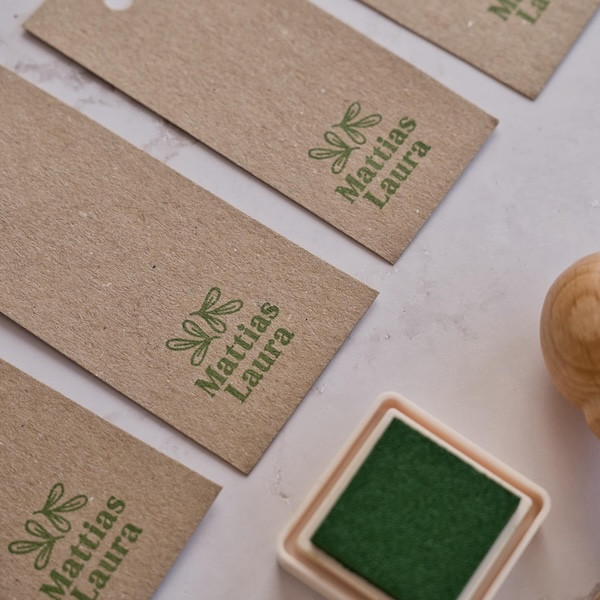 Sello personalizado pareja con nombres y hojas, estilo botánico para boda boho y papelería DIY