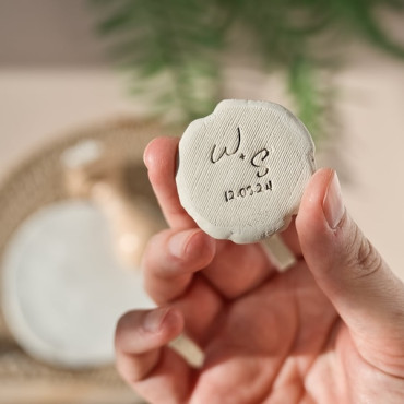 Sello personalizado iniciales y fecha para boda minimalista, cerámica y jabón artesanal