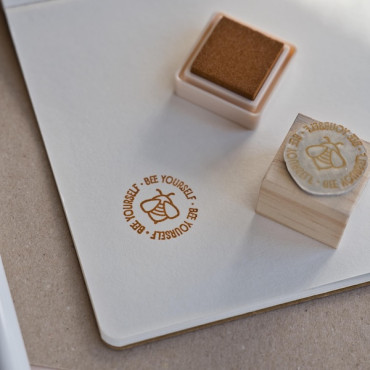 Sello motivador Bee Yourself con diseño minimal de abeja, perfecto para scrapbooking y correspondencia