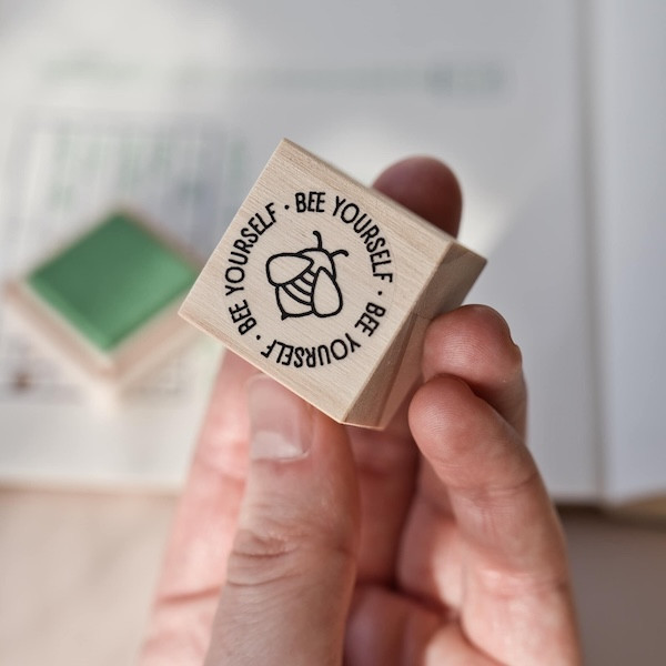 Sello de madera Bee Yourself con abeja minimal, sello redondo para scrapbooking y journaling creativo