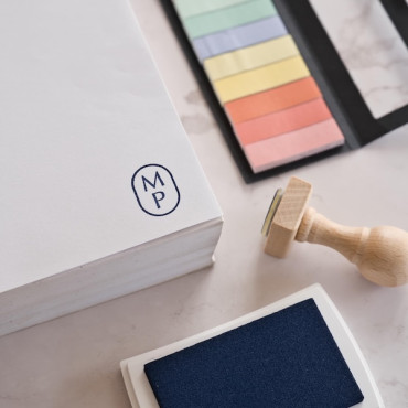 Sello personalizado de firma con monograma en óvalo, ideal para marcar libros y papelería