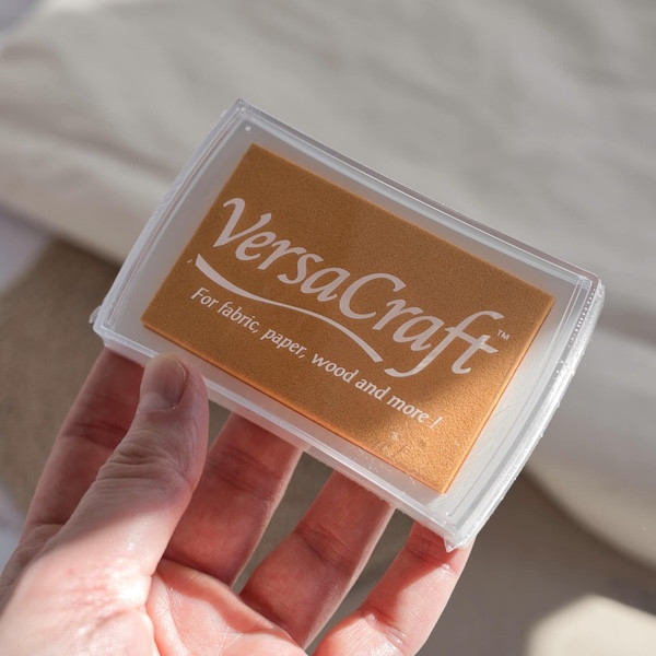 Tinta pigmentada Versacraft amarillo maíz para scrap, journaling, DIY y estampado en papel y tela