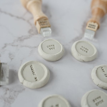 Mini sello artesanal para firmar tazas, joyería o arcilla polimérica con mensajes Hand made o Be joyful